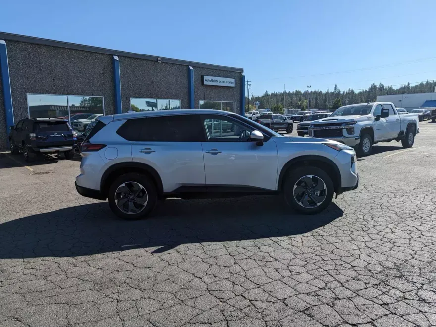 2024 Nissan Rogue SV photo 1
