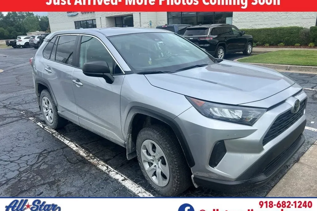 2022 Toyota RAV4 LE photo 1