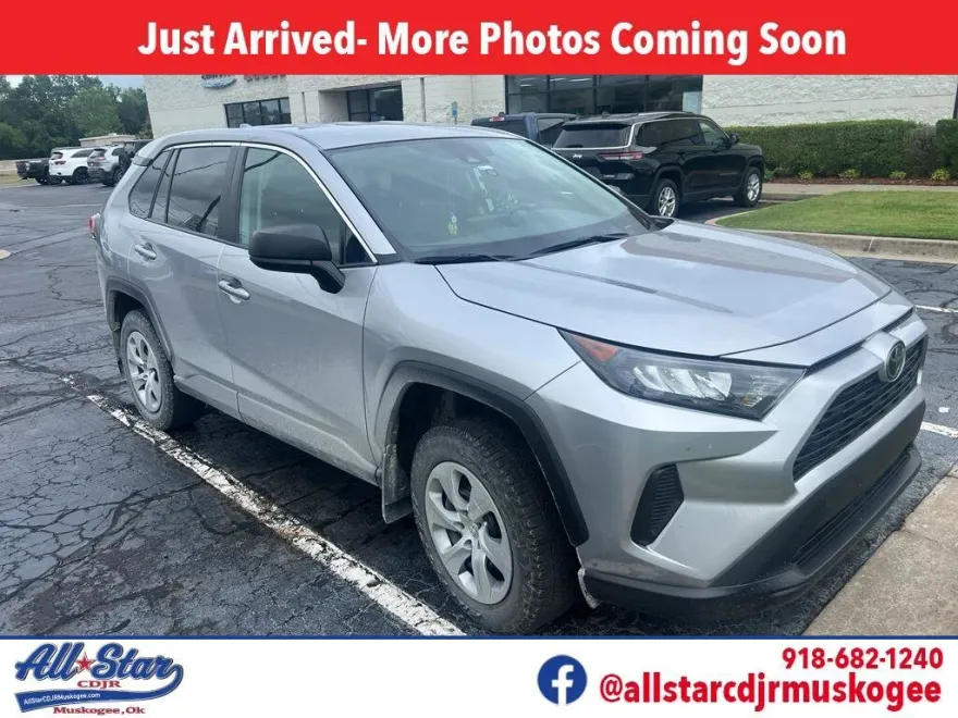 2022 Toyota RAV4 LE photo 1