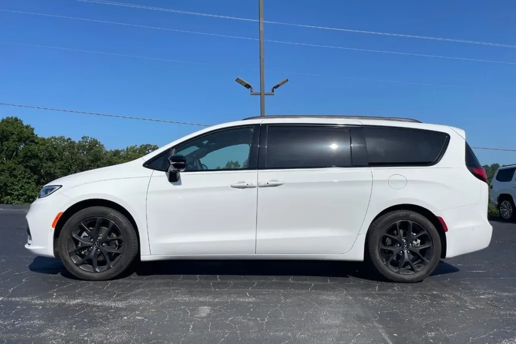 2024 Chrysler Pacifica Limited photo 1