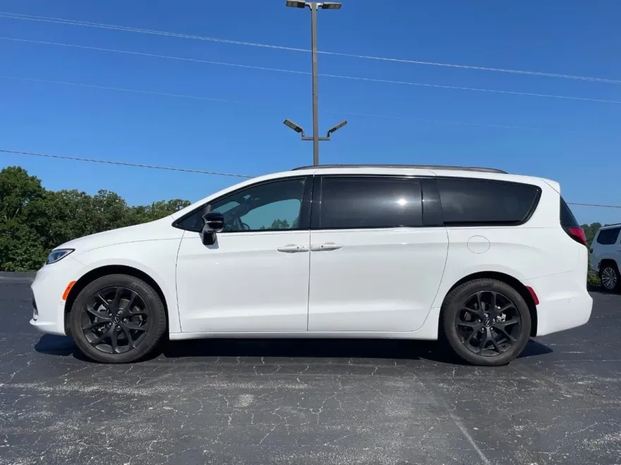 2024 Chrysler Pacifica Limited photo 1