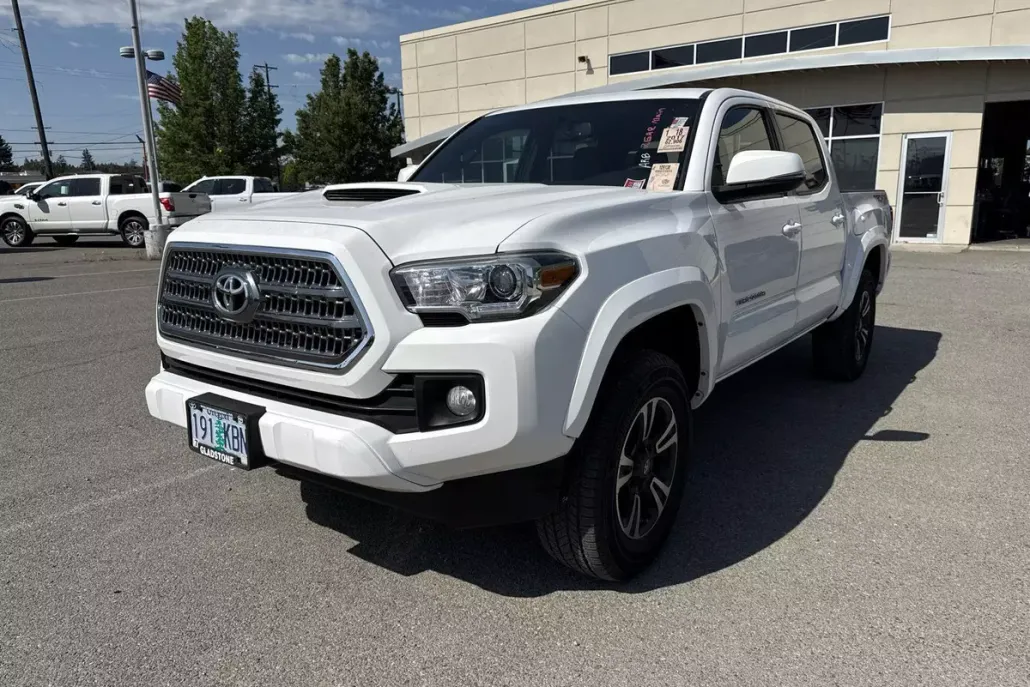 2017 Toyota Tacoma TRD Sport photo 1