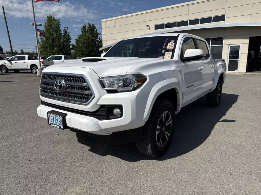 2017 Toyota Tacoma TRD Sport photo 1