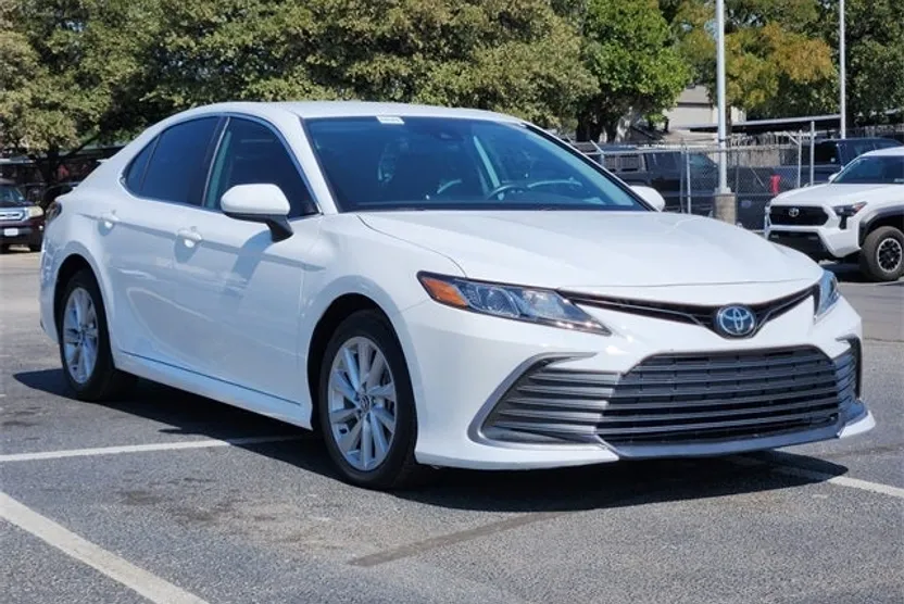 2022 Toyota Camry LE photo 1
