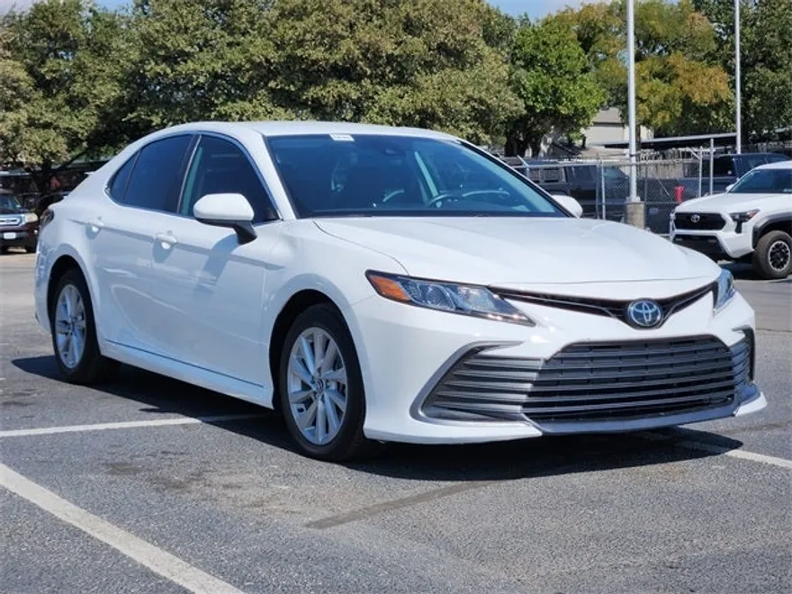 2022 Toyota Camry LE photo 1