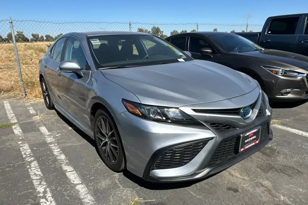2024 Toyota Camry Hybrid SE photo 1