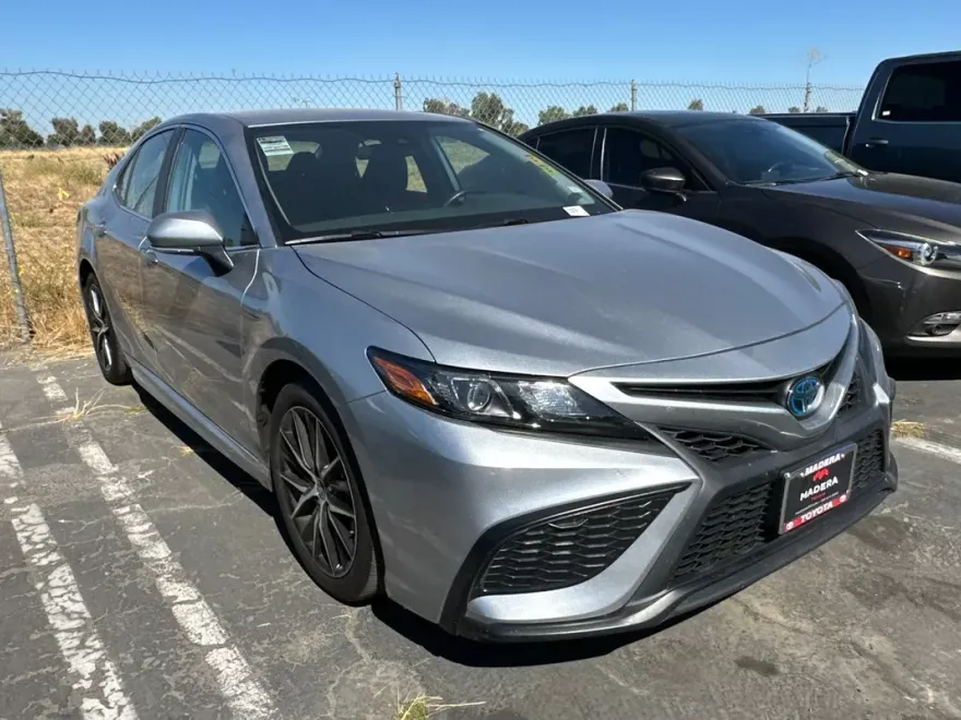 2024 Toyota Camry Hybrid SE photo 1