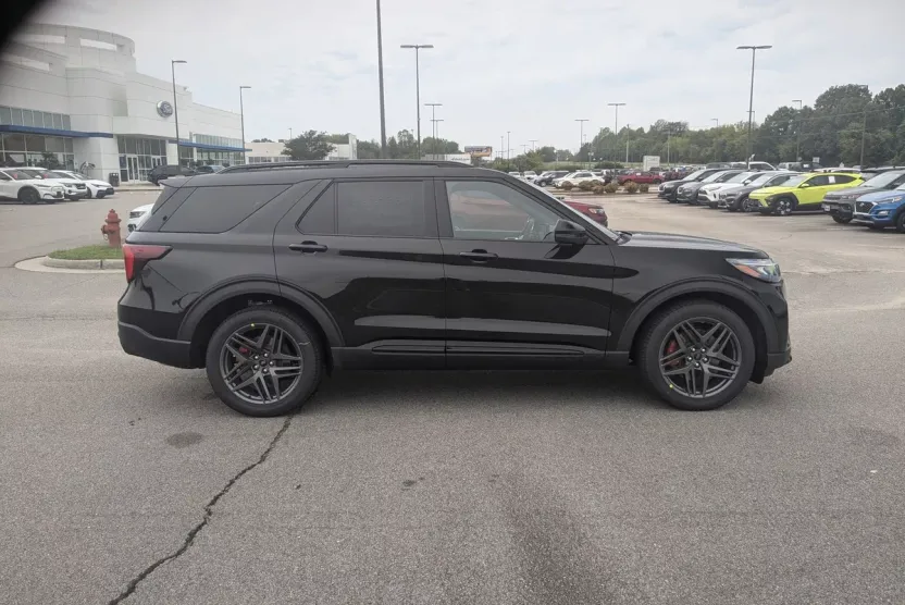 2025 Ford Explorer ST photo 1