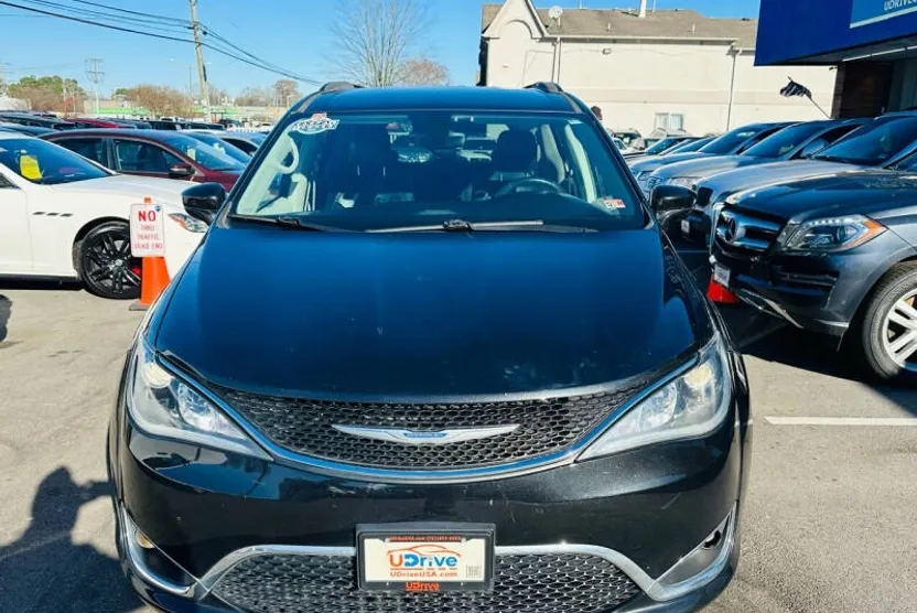2017 Chrysler Pacifica Touring L photo 1