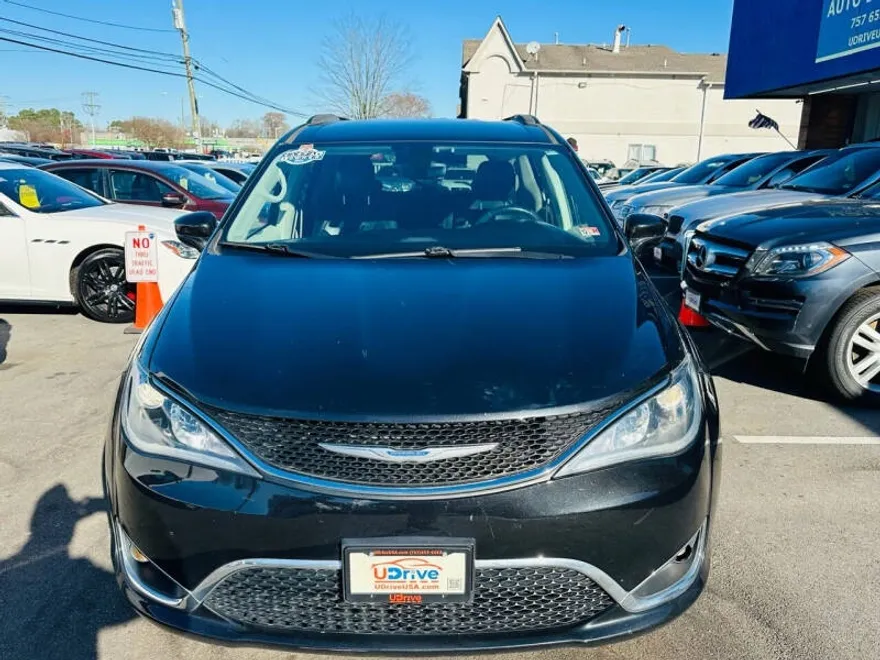 2017 Chrysler Pacifica Touring L photo 1