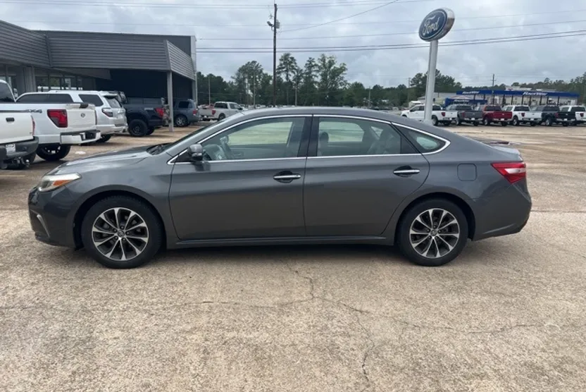 2016 Toyota Avalon Limited photo 1