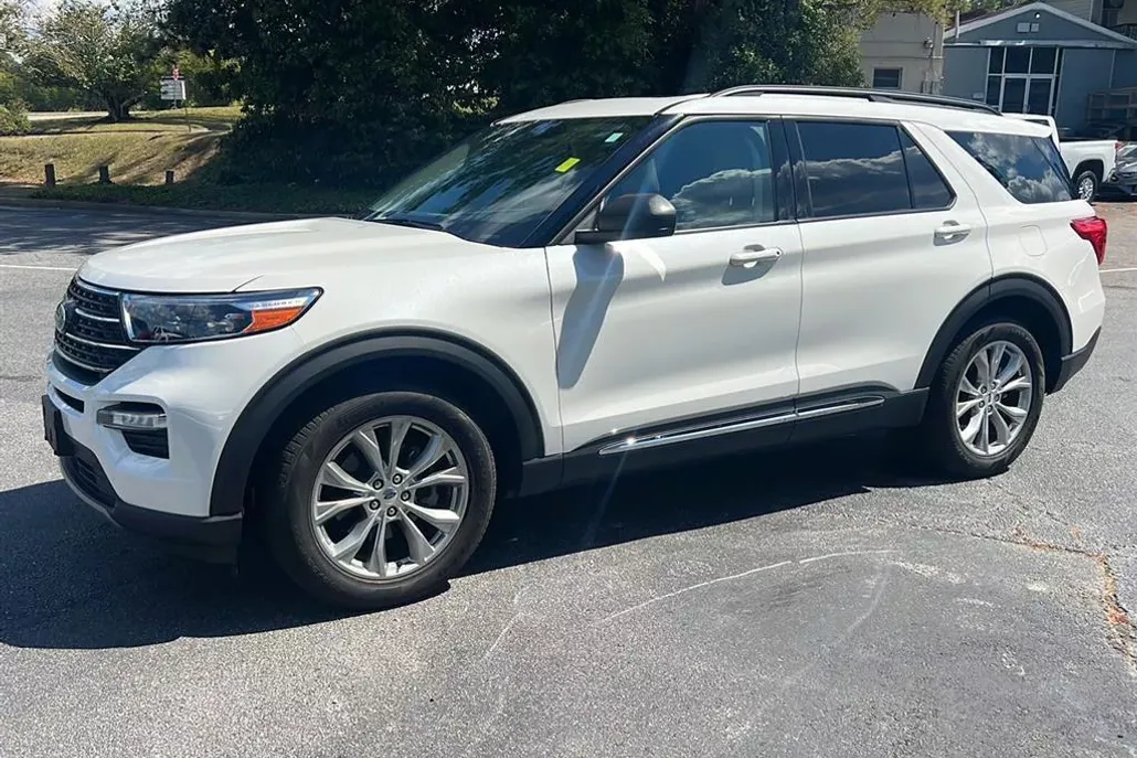 2023 Ford Explorer XLT photo 1