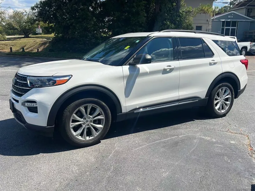 2023 Ford Explorer XLT photo 1