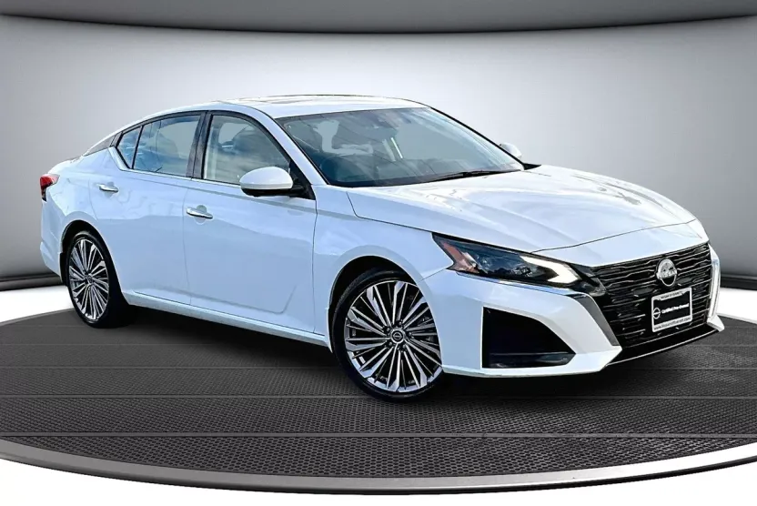 2023 Nissan Altima 2.5 SL photo 1