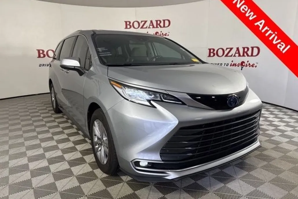2023 Toyota Sienna Limited photo 1