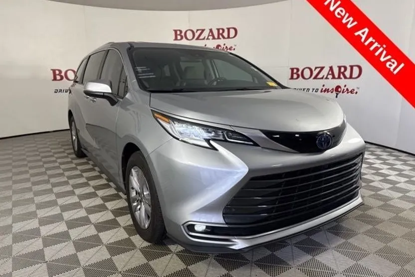 2023 Toyota Sienna Limited photo 1