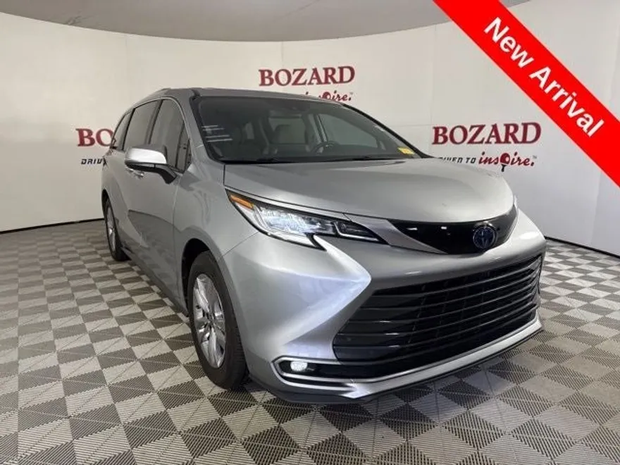 2023 Toyota Sienna Limited photo 1