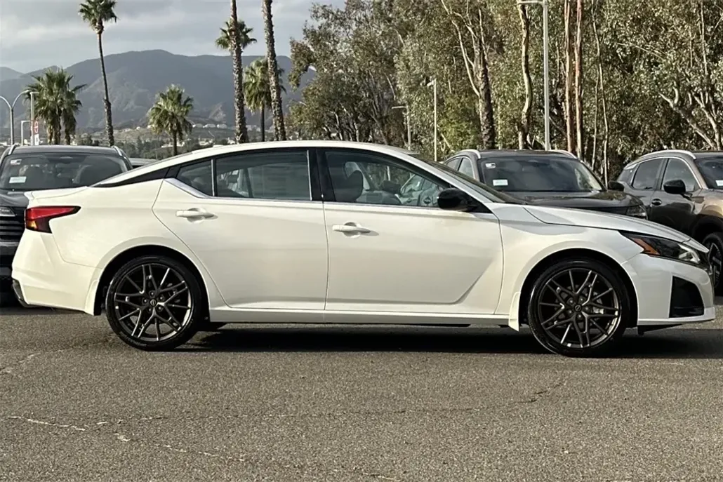 2025 Nissan Altima 2.5 SR photo 1