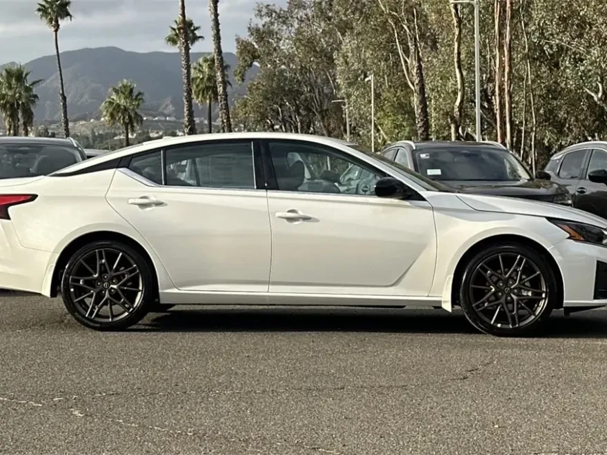 2025 Nissan Altima 2.5 SR photo 1