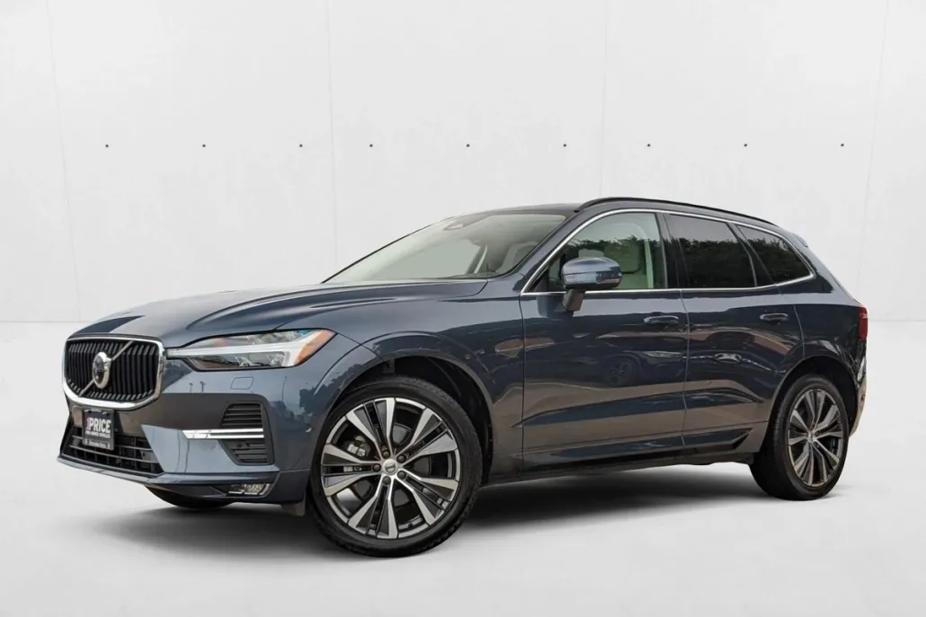 2022 Volvo XC60 B5 Momentum photo 1