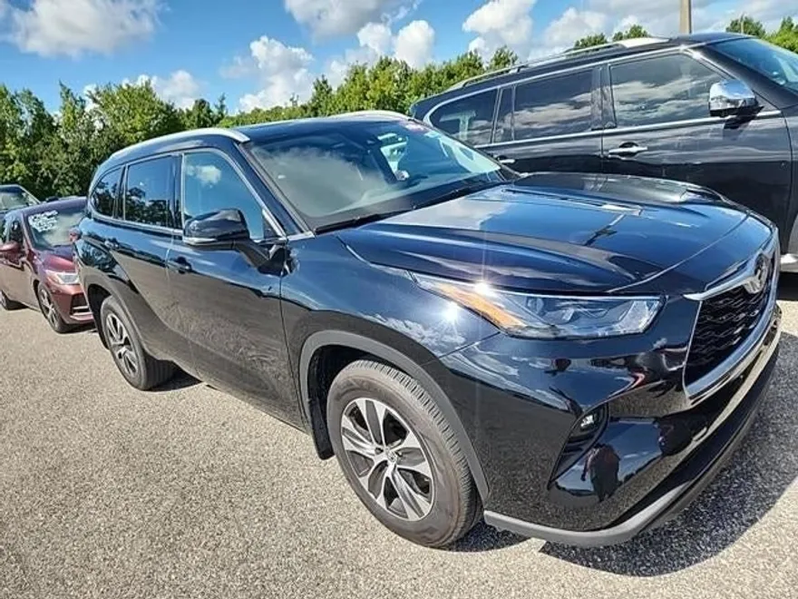2022 Toyota Highlander XLE photo 1