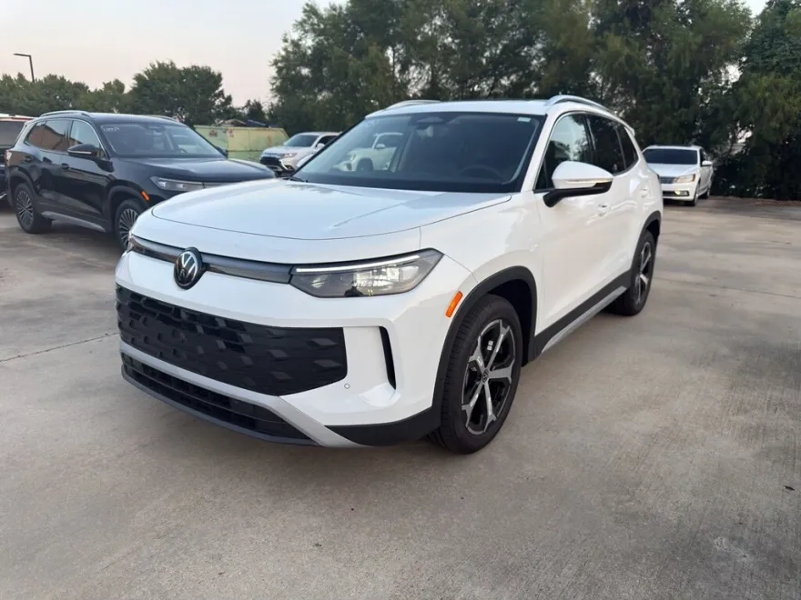 2025 Volkswagen Tiguan SE photo 1