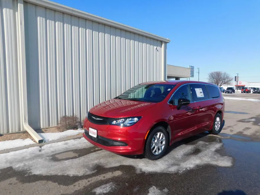 2025 Chrysler Voyager LX photo 1
