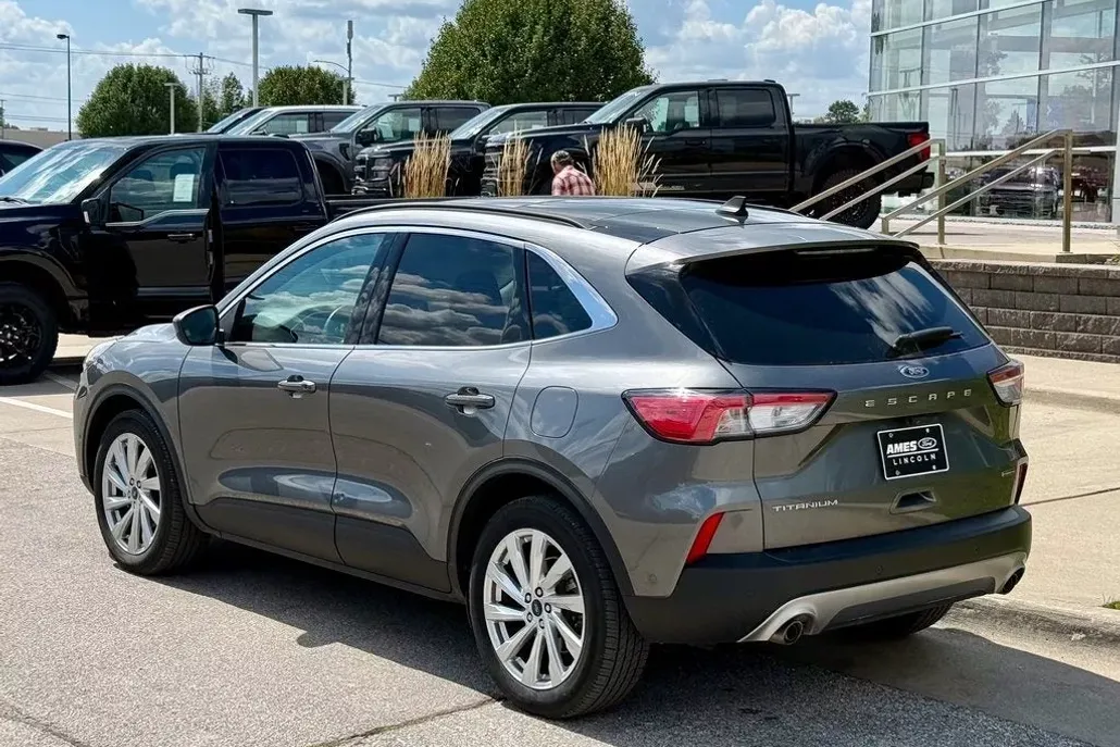 2022 Ford Escape Titanium Hybrid photo 1