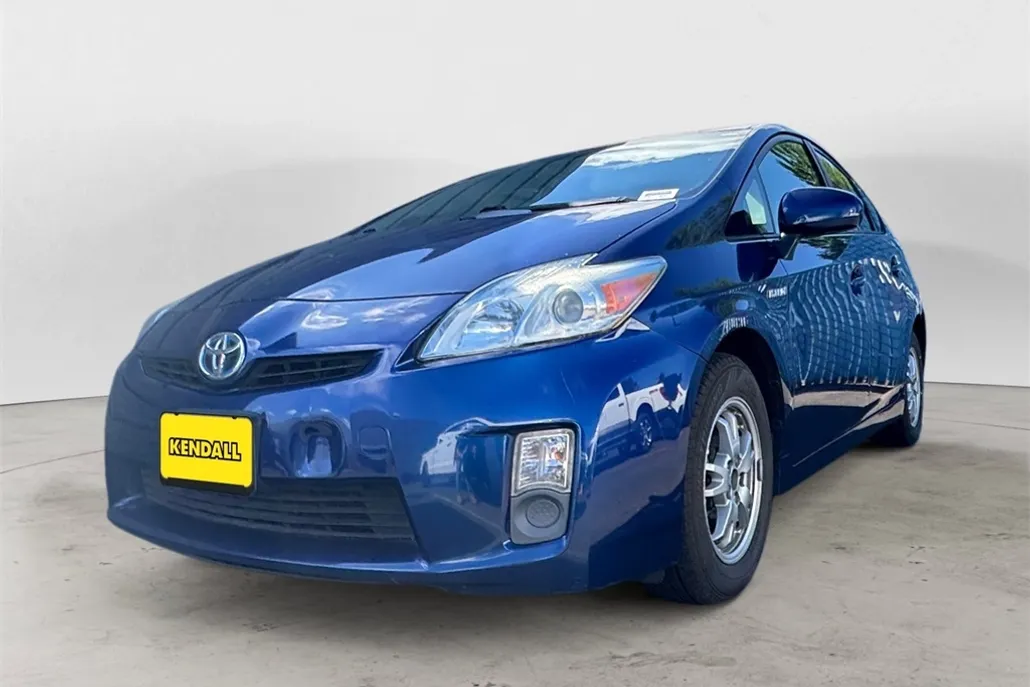 2010 Toyota Prius Three photo 1