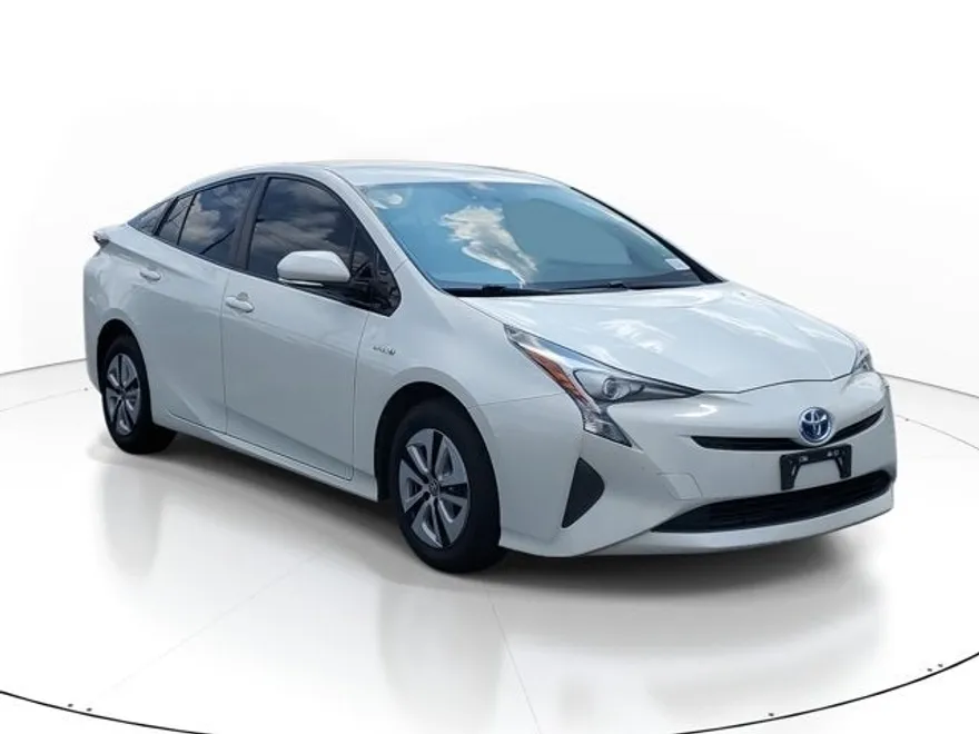 2016 Toyota Prius Four photo 1