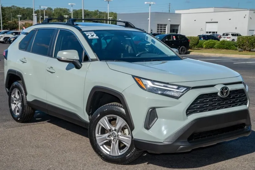 2022 Toyota RAV4 XLE photo 1
