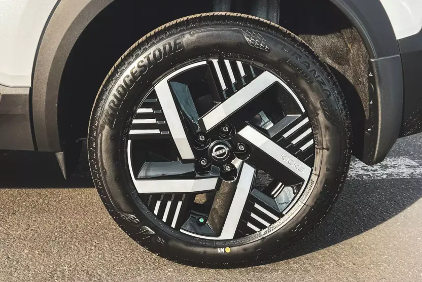 2025 Nissan Kicks SV photo 1
