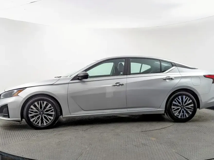 2024 Nissan Altima 2.5 SV photo 1