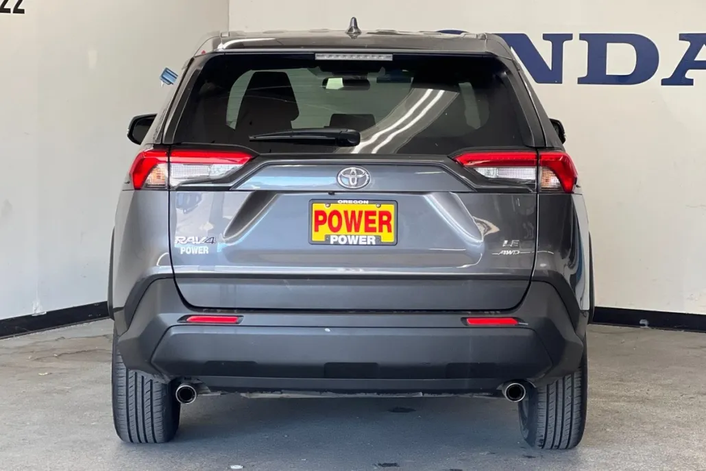 2022 Toyota RAV4 LE photo 1