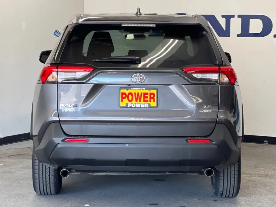 2022 Toyota RAV4 LE photo 1