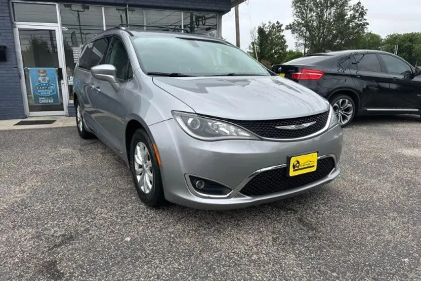 2019 Chrysler Pacifica Touring L photo 1