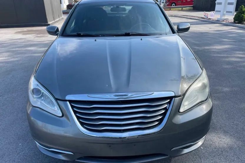 2013 Chrysler 200 LX photo 1