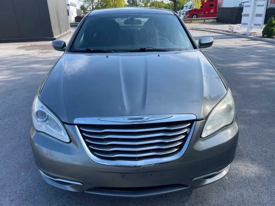 2013 Chrysler 200 LX photo 1