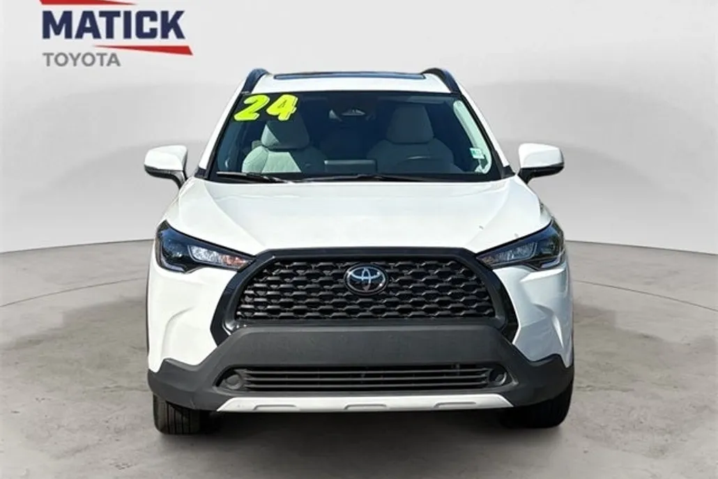 2024 Toyota Corolla Cross LE photo 1