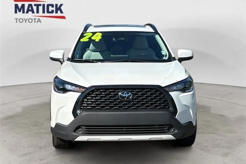 2024 Toyota Corolla Cross LE photo 1