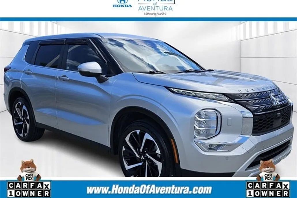 2023 Mitsubishi Outlander SE photo 1