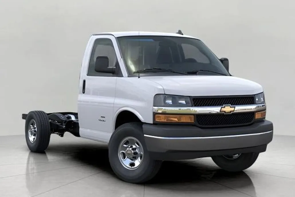 2025 Chevrolet Express Cutaway 3500 Base photo 1
