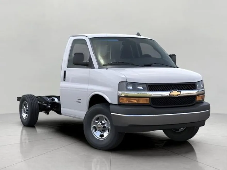 2025 Chevrolet Express Cutaway 3500 Base photo 1