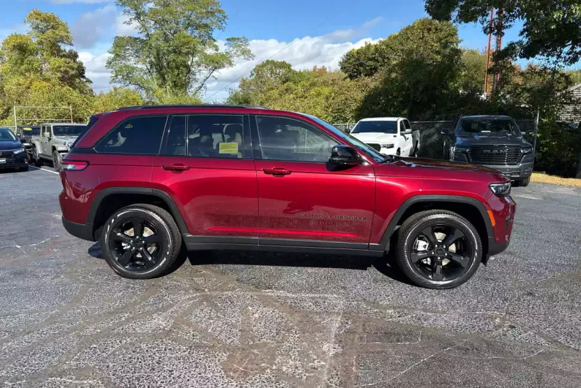 2024 Jeep Grand Cherokee Limited photo 1
