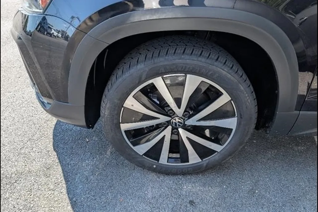 2024 Volkswagen Taos SE photo 1