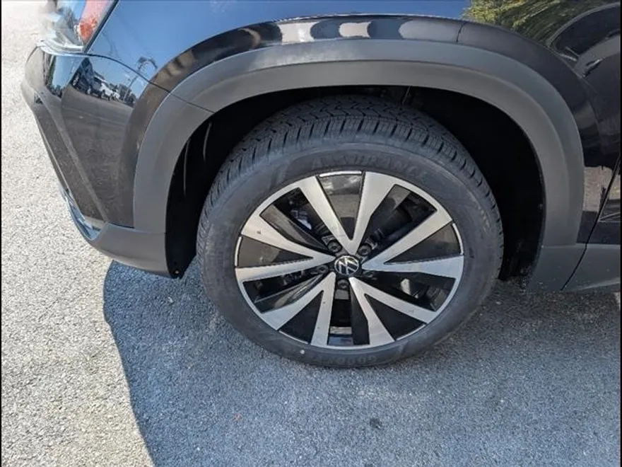 2024 Volkswagen Taos SE photo 1