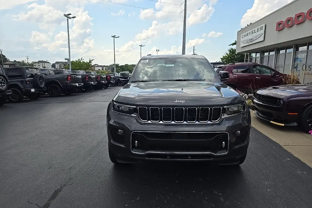 2025 Jeep Grand Cherokee Overland photo 1