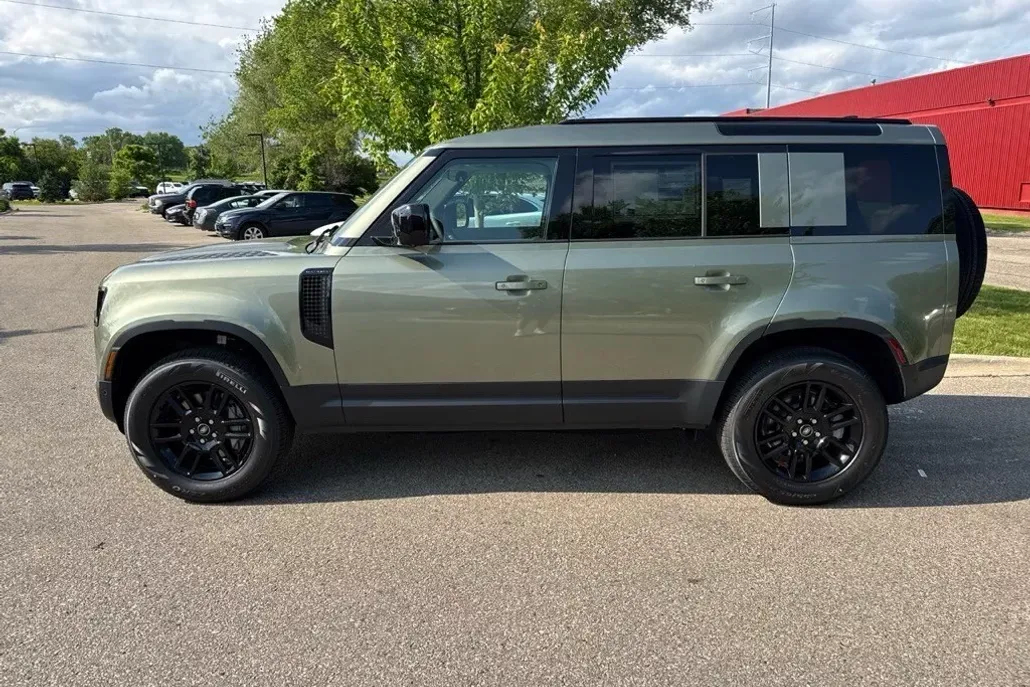 2025 Land Rover Defender 110 S photo 1