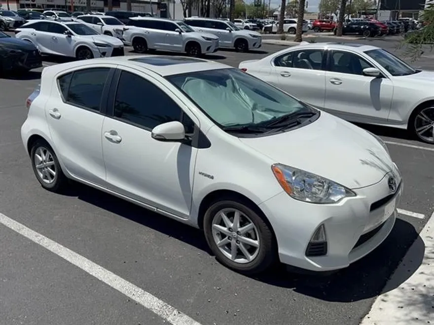 2014 Toyota Prius C One photo 1