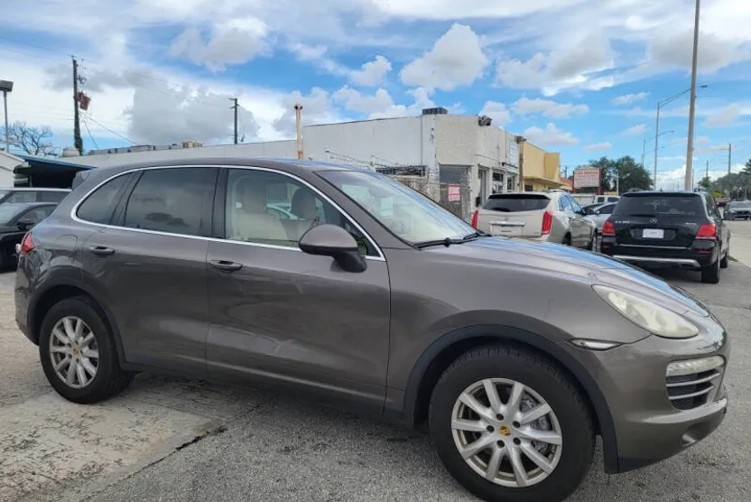 2011 Porsche Cayenne photo 1